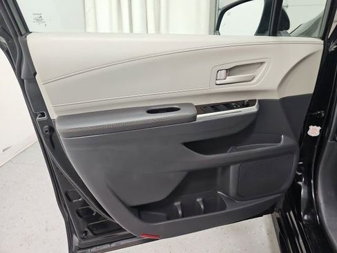 Used 2024 Toyota Sienna LE image 12