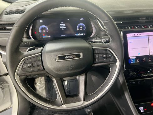 Used 2023 Jeep Grand Cherokee Limited w/ Black Appearance Package AWD/4WD image 11