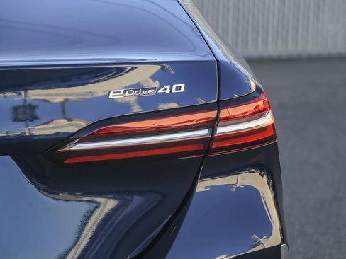 Used 2025 BMW i5 eDrive40i w/ Premium Package image 7