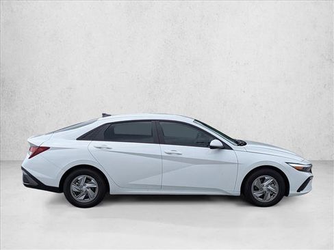 Certified 2026 Hyundai Elantra SE w/ Cargo Package FWD image 4