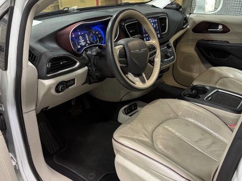 Used 2020 Chrysler Pacifica Limited image 6