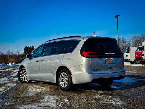 Certified 2022 Chrysler Pacifica Touring-L image 5