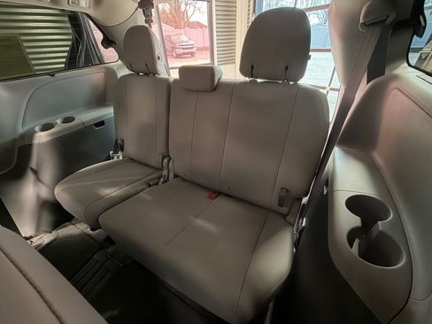 Used 2016 Toyota Sienna XLE Premium image 8