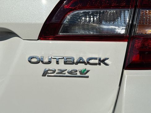 Used 2017 Subaru Outback 2.5i Premium image 11