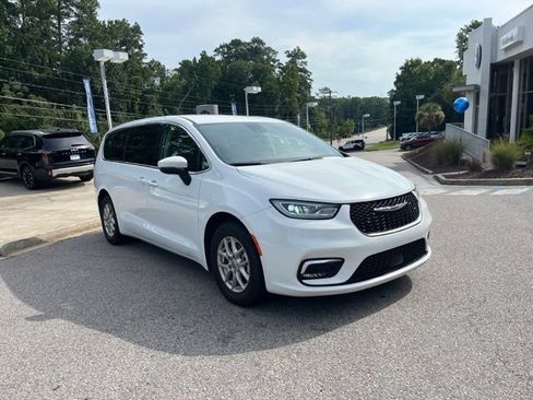 Used 2023 Chrysler Pacifica Touring-L FWD image 1
