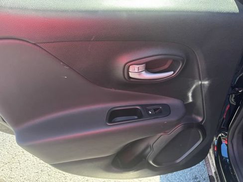 Certified 2023 Jeep Renegade Trailhawk AWD/4WD image 18