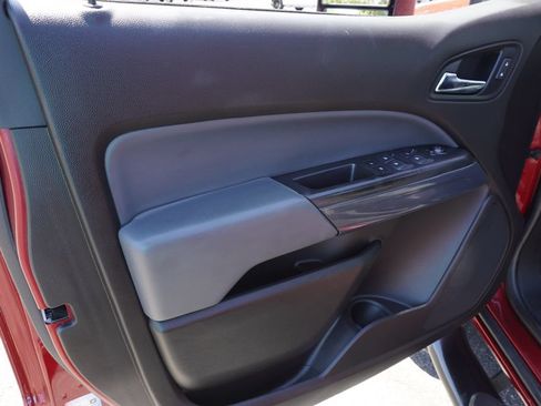 Used 2019 Chevrolet Colorado Z71 AWD/4WD image 17