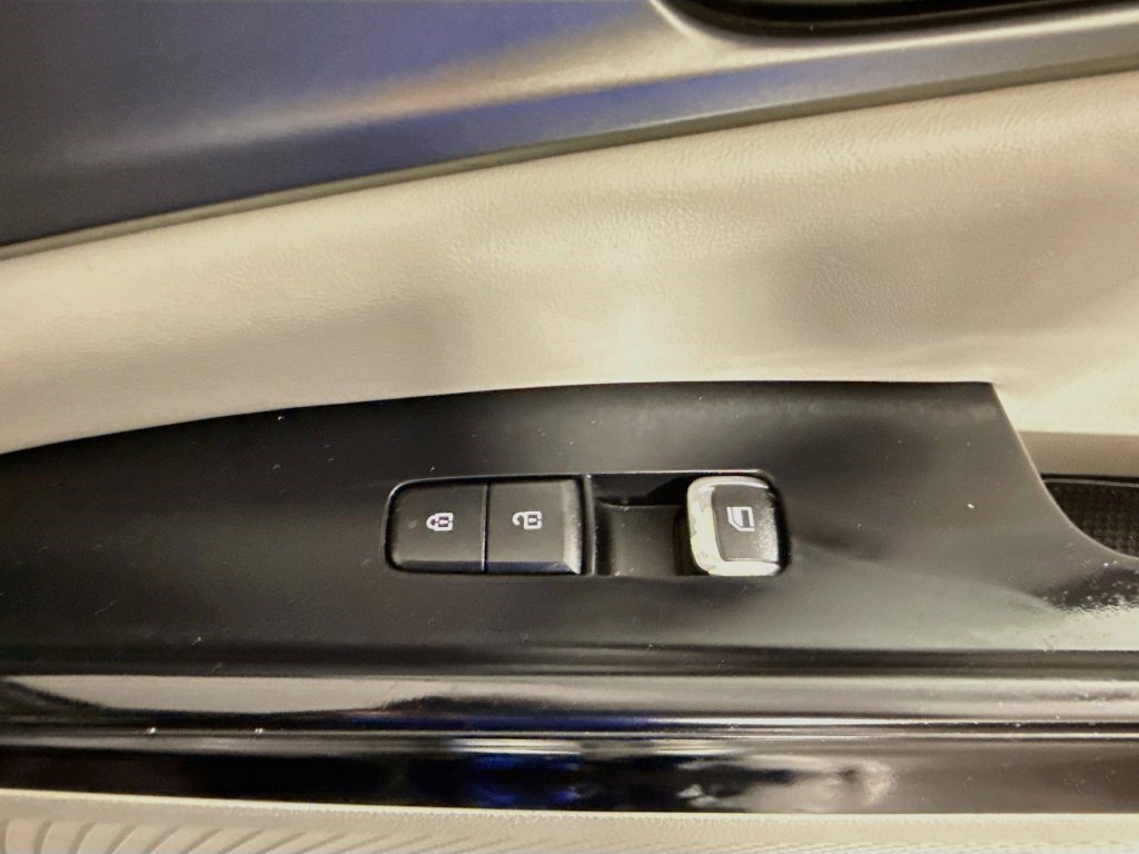 Used 2023 Kia Carnival LX FWD image 28