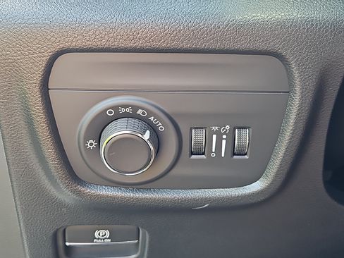 Used 2025 Jeep Grand Cherokee Altitude AWD/4WD image 16
