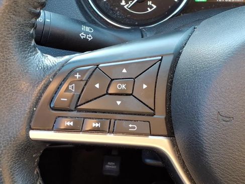 Used 2020 Nissan Rogue SV FWD image 12