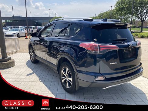 Used 2018 Toyota RAV4 XLE AWD/4WD image 2
