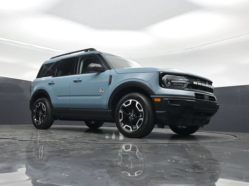 Certified 2023 Ford Bronco Sport Outer Banks w/ Tech Package AWD/4WD image 3
