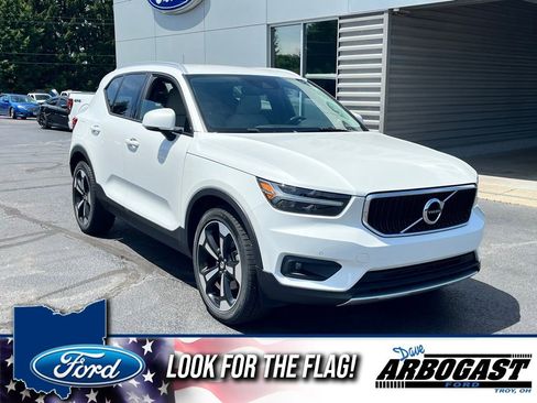 Used 2021 Volvo XC40 T5 Momentum AWD/4WD image 1