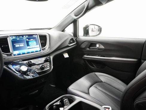 New 2026 Chrysler Pacifica Select image 18