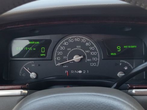 Used 2003 Lincoln Town Car Executive image 14