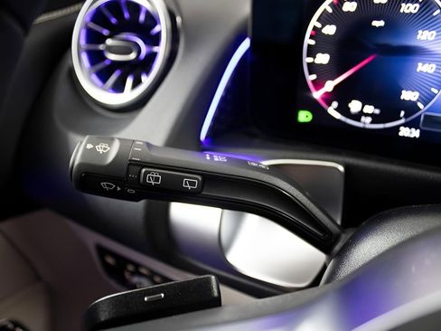 Used 2025 Mercedes-Benz GLB 250 image 16