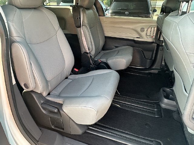 Used 2022 Toyota Sienna XLE FWD image 12