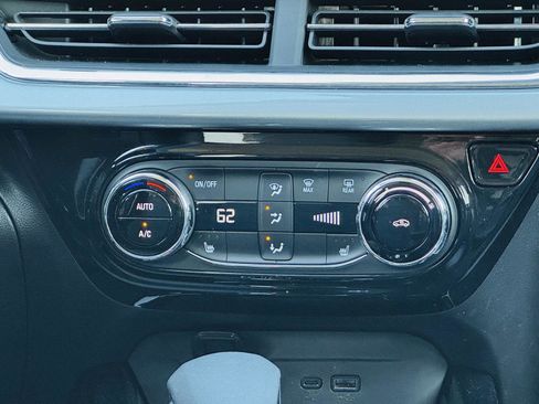 Used 2025 Chevrolet Trax LT w/ LT Convenience Package image 20