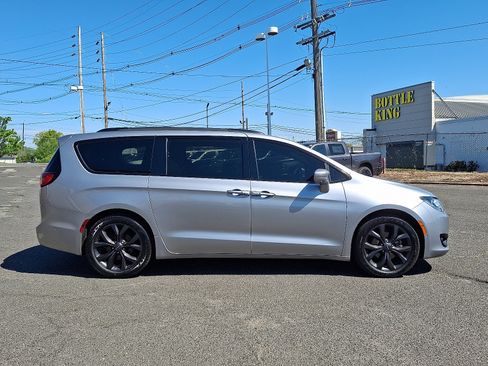 Certified 2020 Chrysler Pacifica Touring-L w/ Advanced Safetytec Group FWD image 8