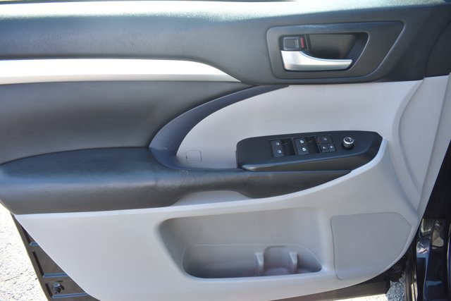 Used 2018 Toyota Highlander XLE FWD image 12