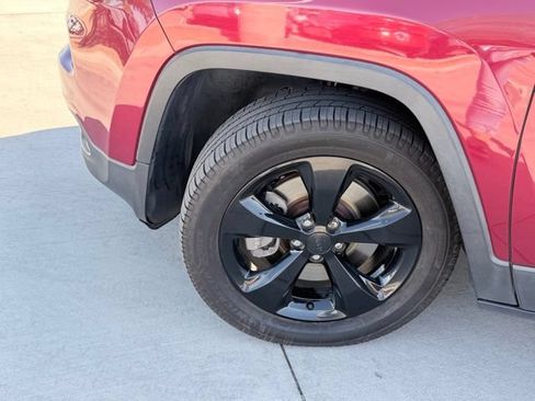 Used 2016 Jeep Cherokee Sport FWD image 32