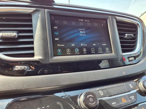 Used 2020 Chrysler Voyager LX image 29