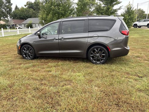 Used 2020 Chrysler Pacifica Limited FWD image 8