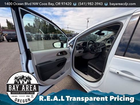 Used 2023 Chrysler Voyager LX FWD image 11