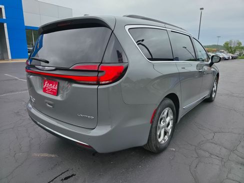 Used 2023 Chrysler Pacifica Limited FWD image 5