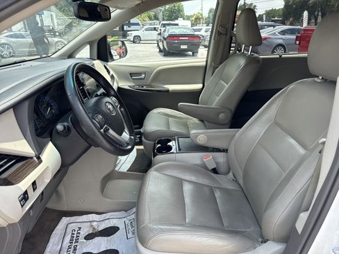 Used 2015 Toyota Sienna XLE FWD image 14