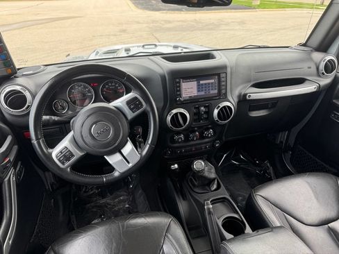 Used 2015 Jeep Wrangler Unlimited Rubicon AWD/4WD image 4