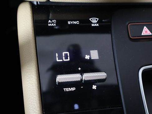 Used 2022 Porsche Macan image 45