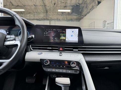 Used 2025 Hyundai Elantra Limited image 18