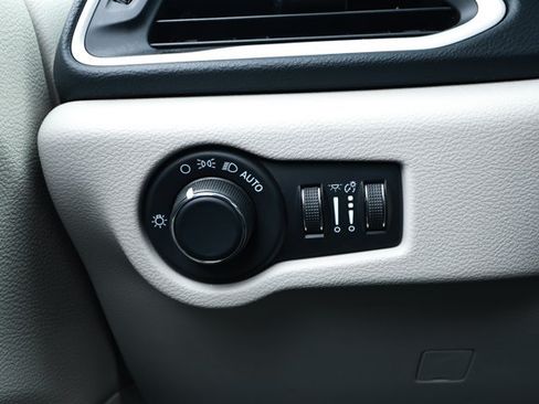 Used 2022 Chrysler Voyager LX FWD image 15
