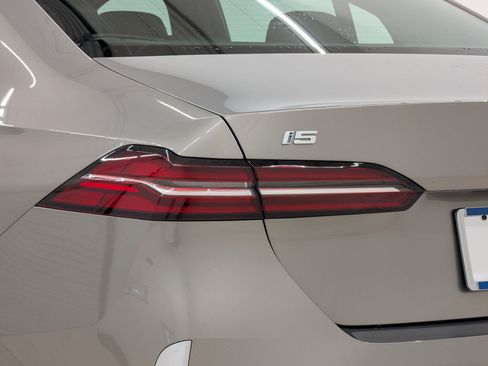 New 2026 BMW i5 eDrive40 w/ Premium Package RWD image 13