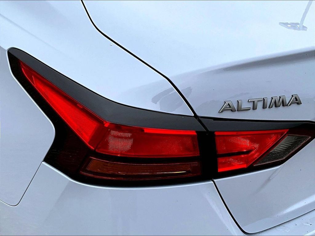 Used 2025 Nissan Altima 2.5 SR w/ SR Premium Package FWD image 25