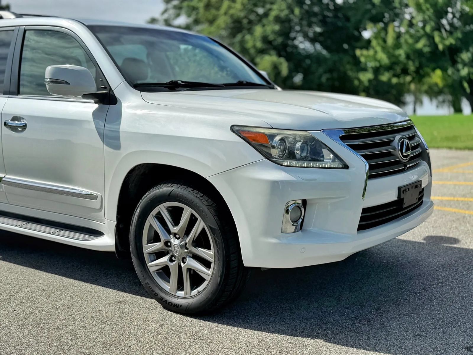 Used 2013 Lexus LX 570 4WD w/ Luxury Pkg image 8