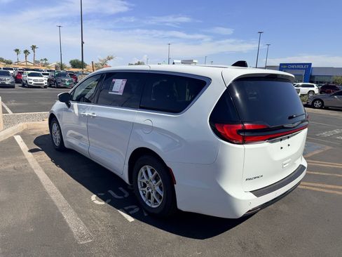 Used 2023 Chrysler Pacifica Touring-L FWD image 2