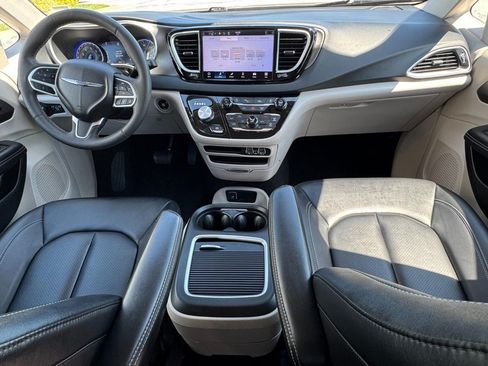 Used 2024 Chrysler Pacifica Touring-L FWD image 15