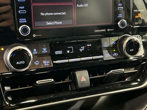 Used 2022 Toyota Highlander XLE FWD image 18