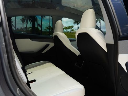 Used 2026 Tesla Model Y AWD image 18