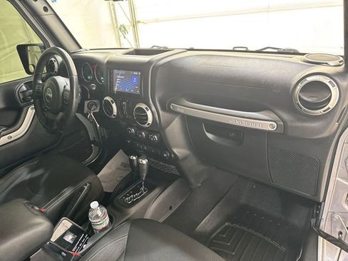 Used 2016 Jeep Wrangler Unlimited Sahara w/ Connectivity Group AWD/4WD image 27