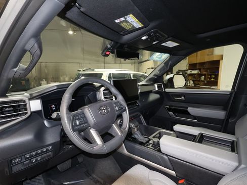 Used 2025 Toyota Tundra Limited AWD/4WD image 9