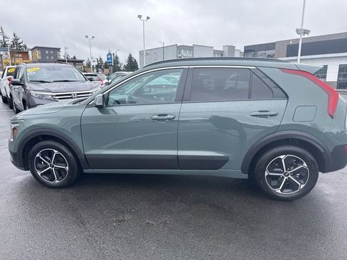 Certified 2025 Kia Niro EX image 9