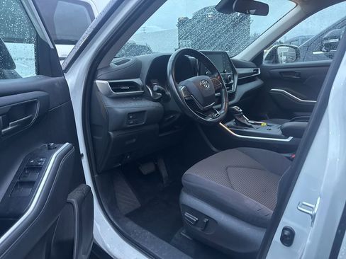 Used 2021 Toyota Highlander LE image 6