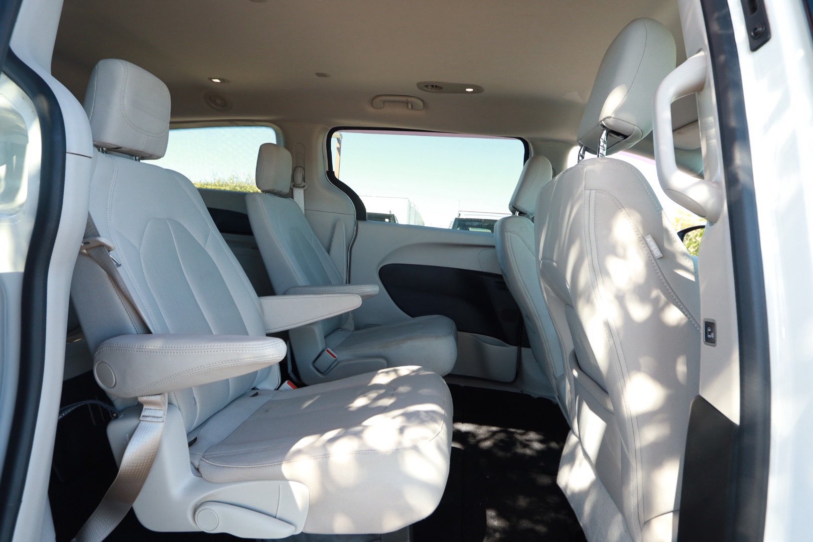 Used 2017 Chrysler Pacifica Touring w/ Tire & Wheel Group FWD image 26