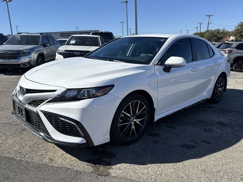 Used 2022 Toyota Camry SE image 7