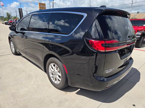 Used 2024 Chrysler Pacifica Touring-L FWD image 5