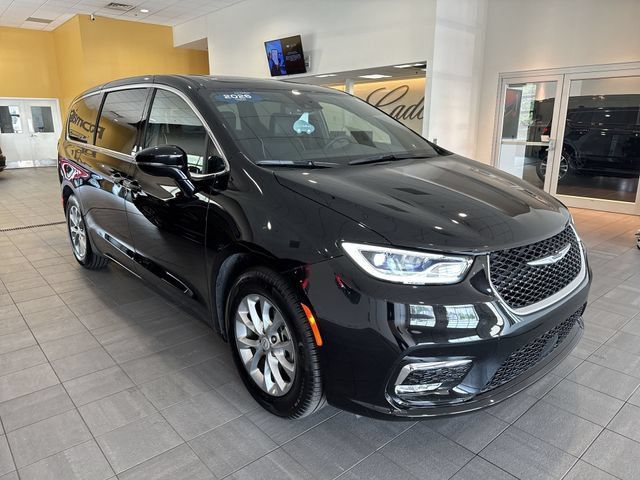 Used 2026 Chrysler Pacifica Limited FWD image 6