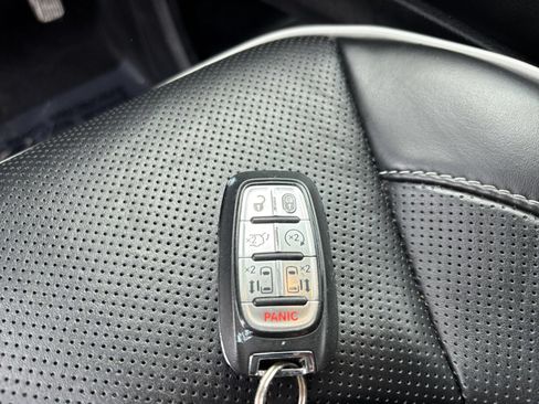 Used 2025 Chrysler Pacifica Limited FWD image 22